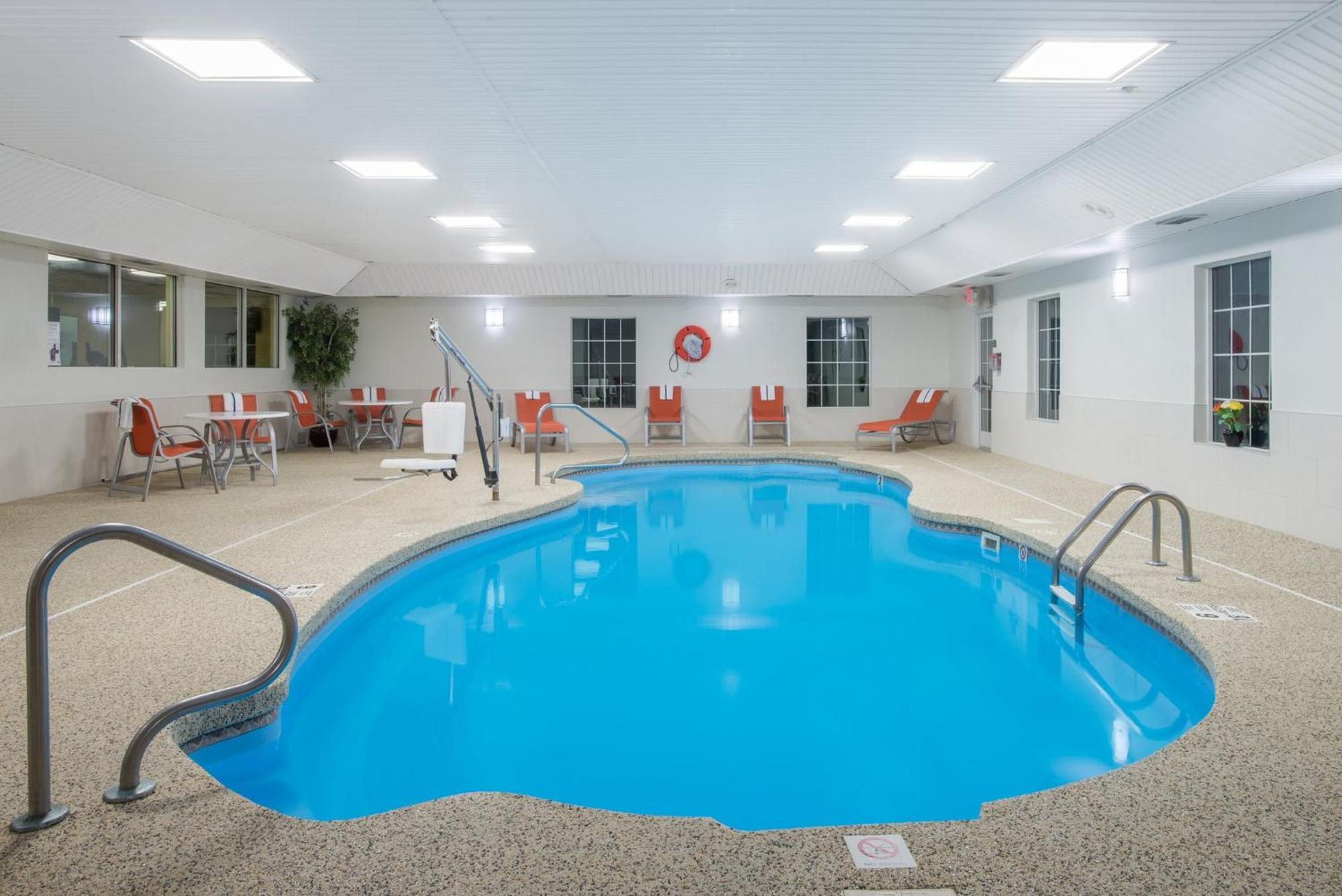 Holiday Inn Express Hotel & Suites Brattleboro By Ihg Екстер'єр фото