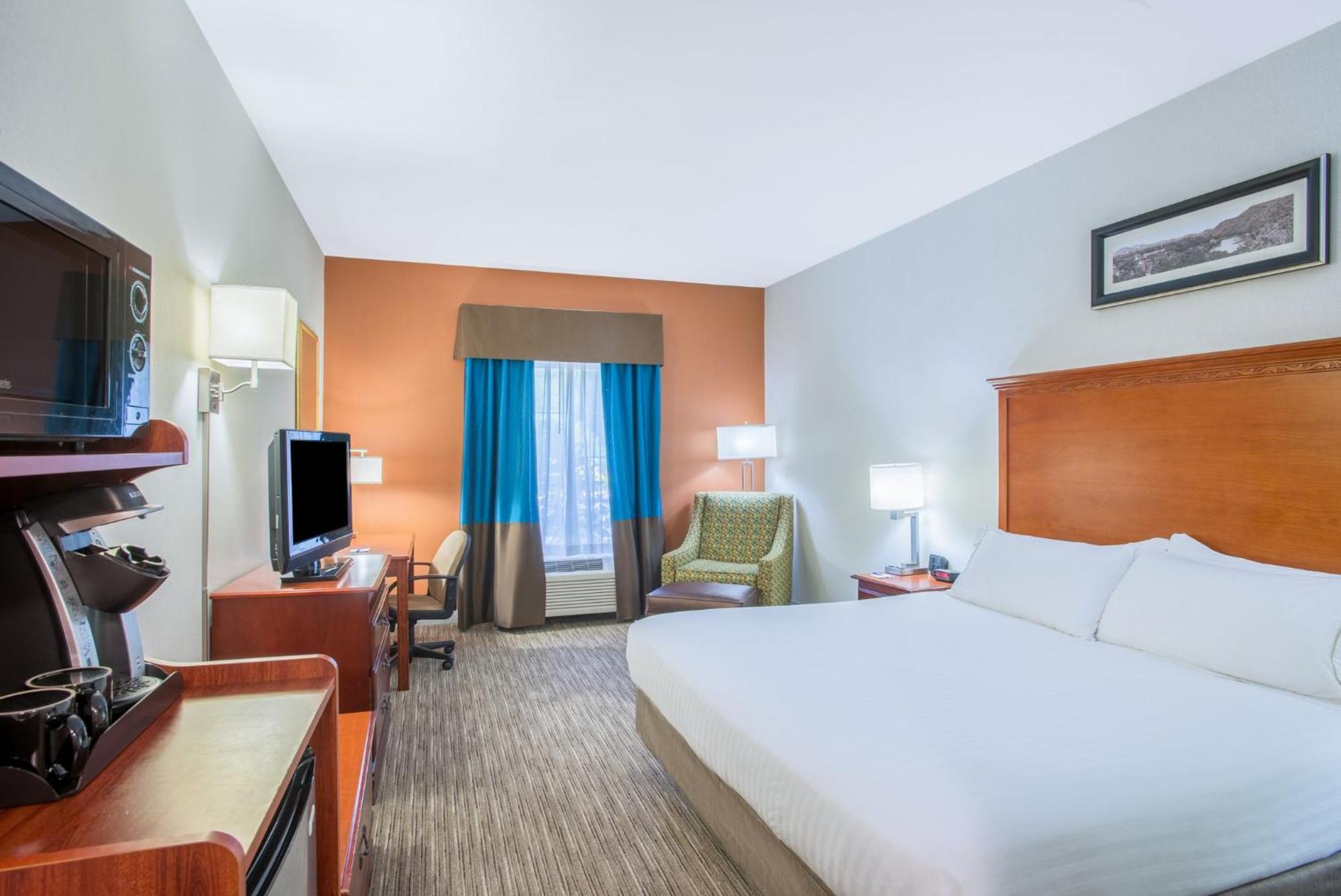 Holiday Inn Express Hotel & Suites Brattleboro By Ihg Екстер'єр фото