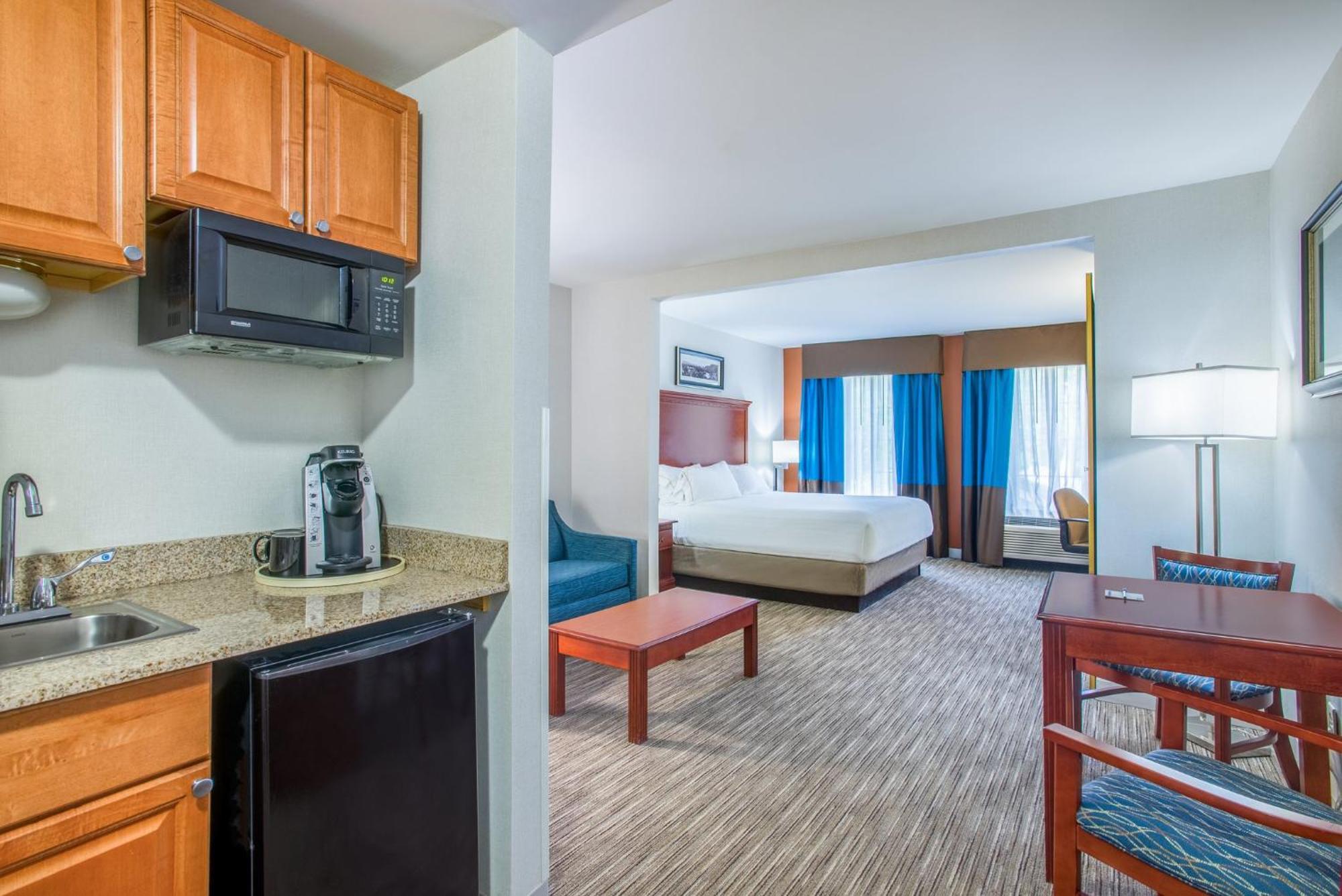 Holiday Inn Express Hotel & Suites Brattleboro By Ihg Екстер'єр фото
